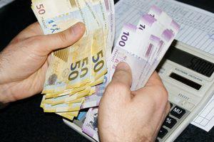 Азербайджан поднял тариф за выдачу банкам крупных купюр манатов