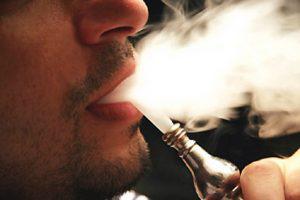 В Азербайджане предложили запретить курить кальян