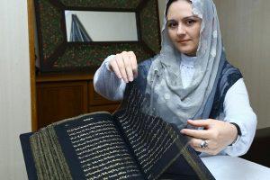 Азербайджанская художница создала первый в мире Коран из шелка с золотыми буквами