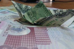 Затишье перед бурей: спрос на доллары в Азербайджане упал