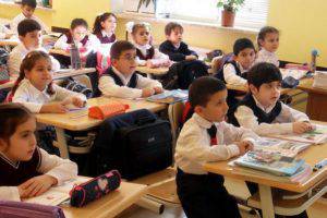 Начальные классы бакинских школ переполнены, родители жалуются