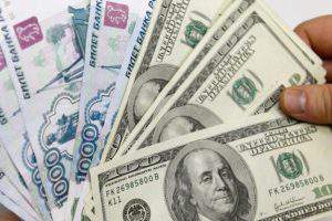 Манатные сбережения переводить в рубли не стоит — экономисты
