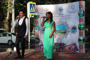 Узбекские артисты поют песни о Карабахе