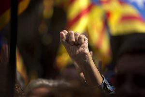 Власти Испании выдают ордера на арест каталонских лидеров